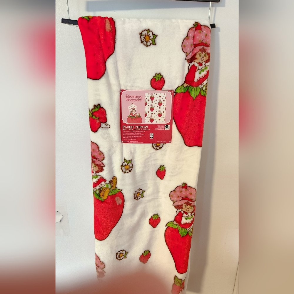 Strawberry shortcake plush throw 50in x 70in NWT